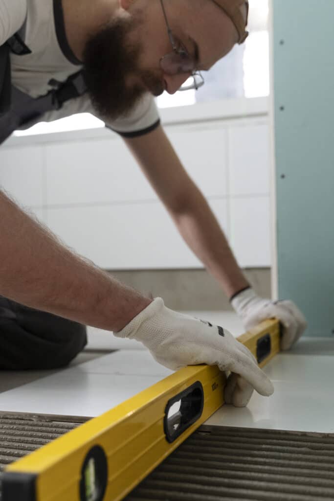 carreleur-travaillant-sur-la-renovation-d-un-appartement